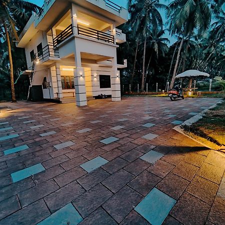 Corniche Beach Resort Mulappilangād Rom bilde
