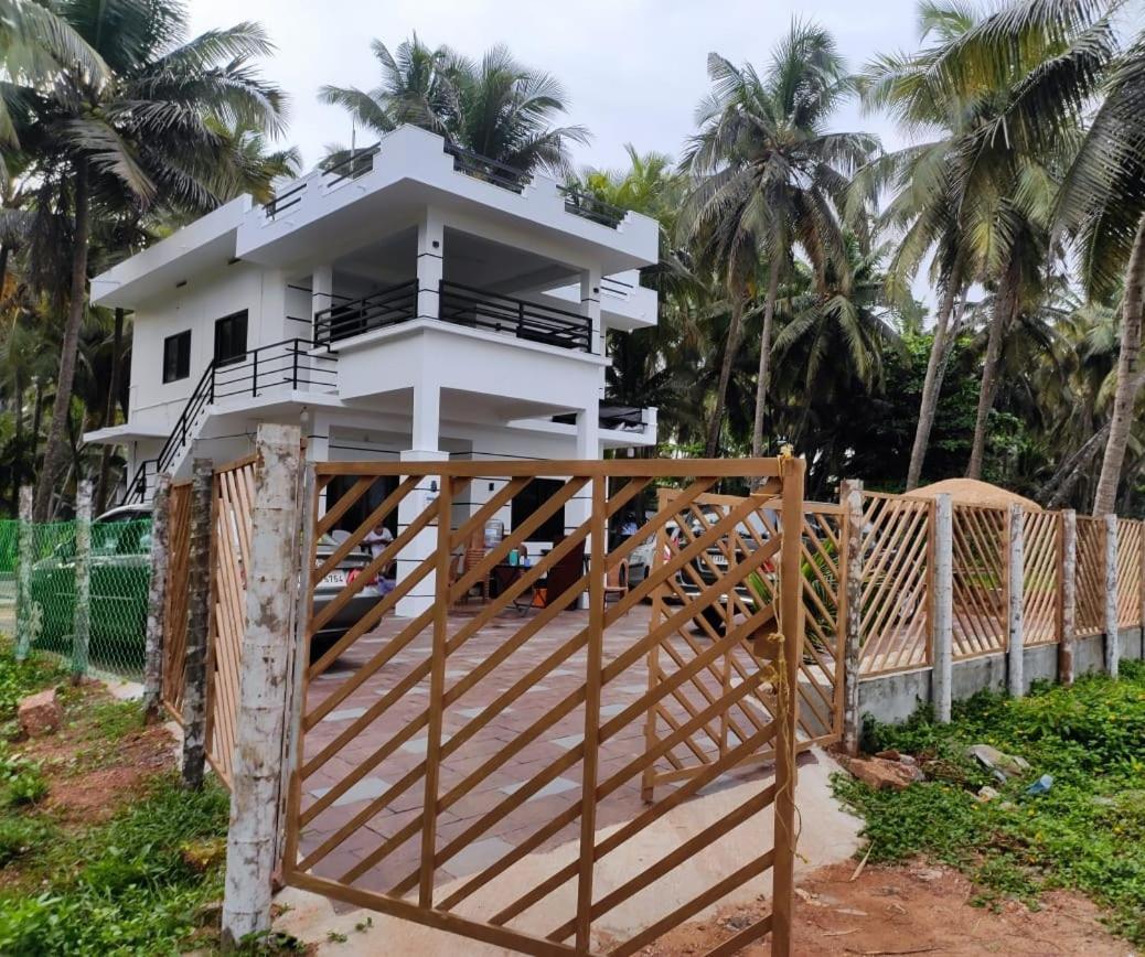 Corniche Beach Resort Mulappilangād Eksteriør bilde